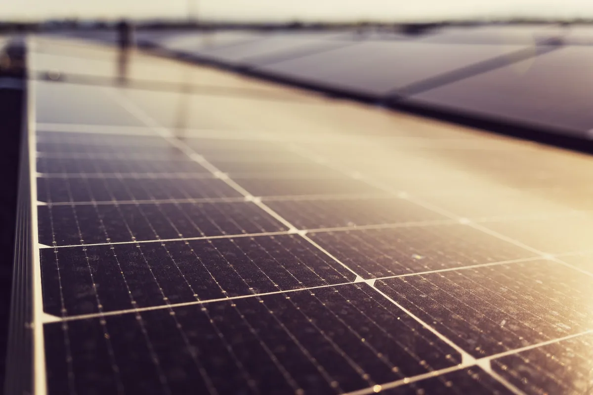 Polvo acumulado sobre las celdas de un panel solar, visto a contraluz