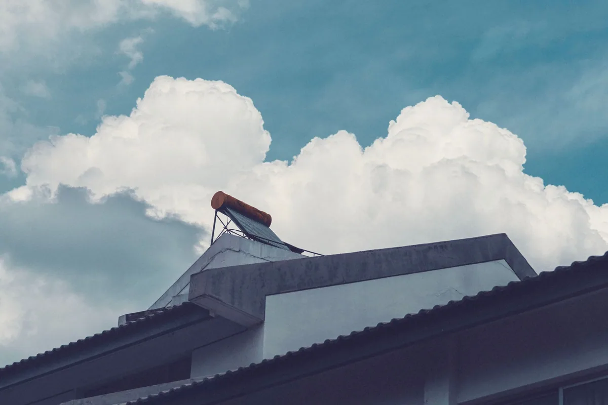 Termo solar para agua caliente, con el depósito sobre el captador, en lo alto de una vivienda