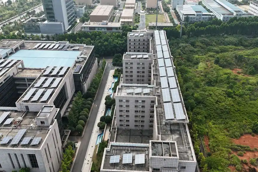 Placas solares sobre las azoteas planas de unos edificios de varias plantas