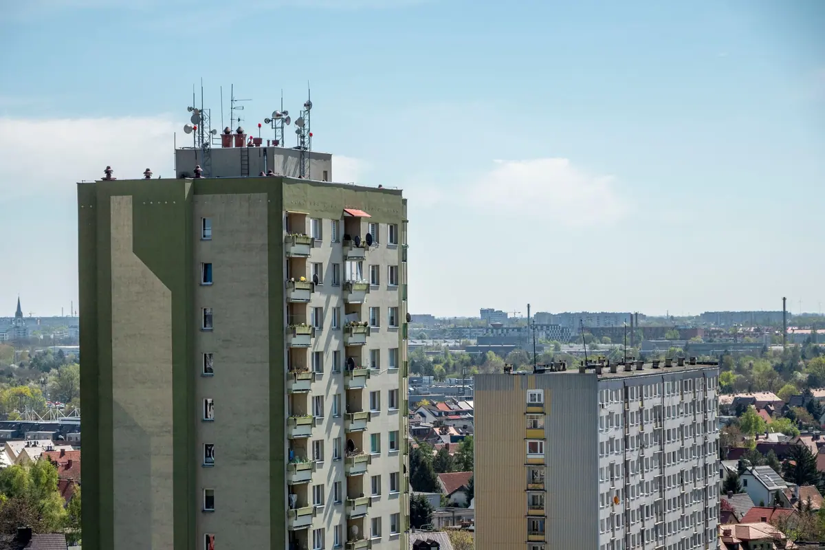 Bloques de pisos altos con la azotea plana y antenas en la cubierta