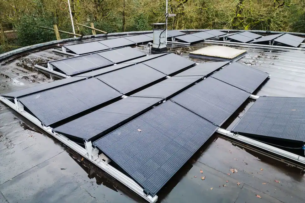 Filas de placas solares sobre estructuras inclinadas en la azotea plana de un edificio