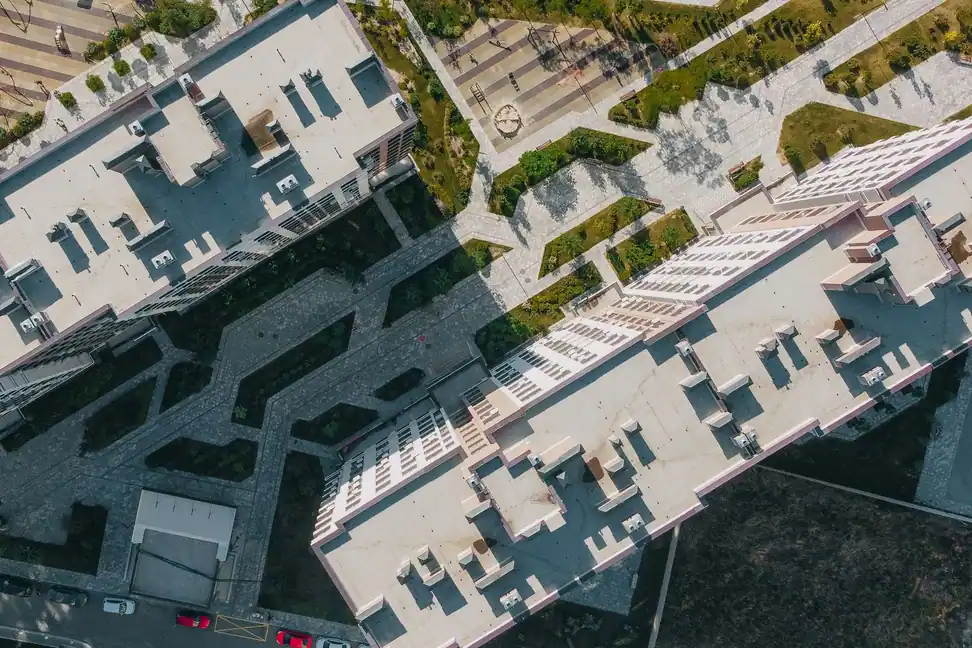 Vista aérea de las azoteas planas de unos bloques de viviendas, con sitio libre para placas solares