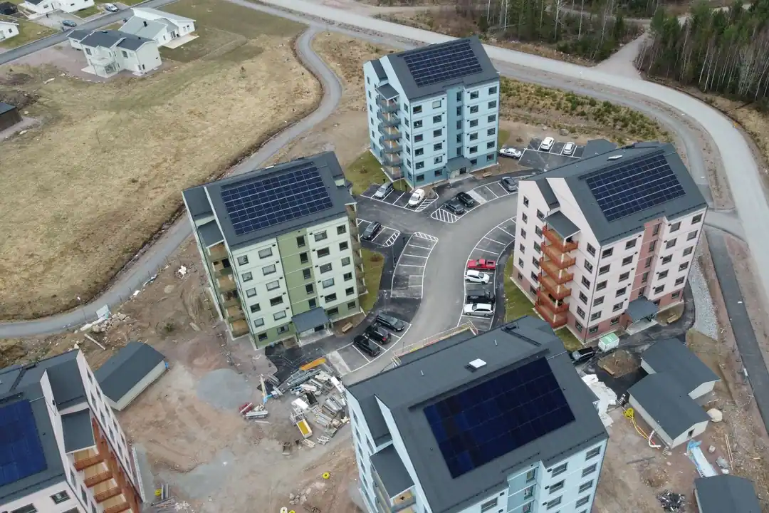 Bloques de apartamentos recién construidos con placas solares en la cubierta, vistos desde el aire