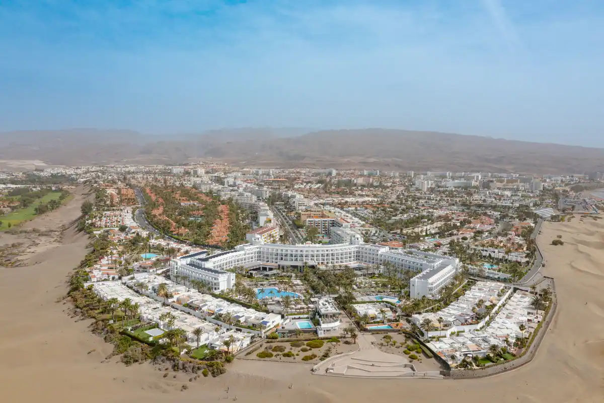 Vista aérea de los hoteles y las urbanizaciones de bungalows de Maspalomas, entre las dunas y las montañas del sur de Gran Canaria