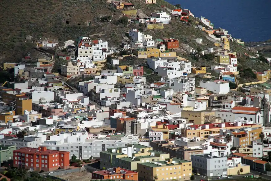 Casas con azoteas planas en la ladera de un barrio costero de Gran Canaria, vistas desde lo alto