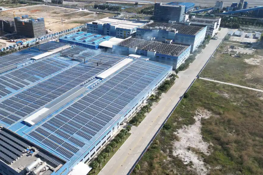 Naves industriales con placas solares en casi toda la cubierta, vistas desde el aire