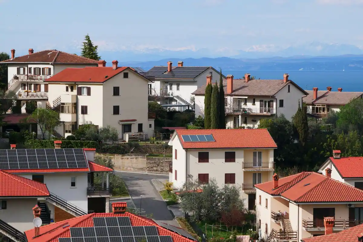 Placas solares en los tejados de unas viviendas cerca del mar, donde el salitre obliga a revisar la estructura