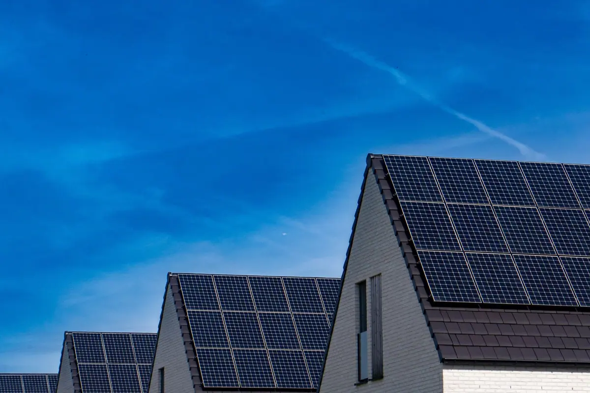 Viviendas adosadas recientes con el tejado cubierto de placas solares